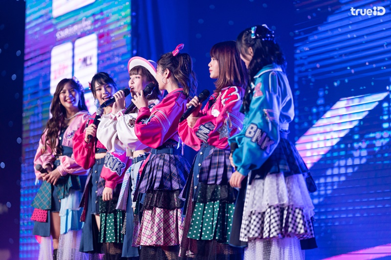 BNK48 โชว์ Heavy Rotation