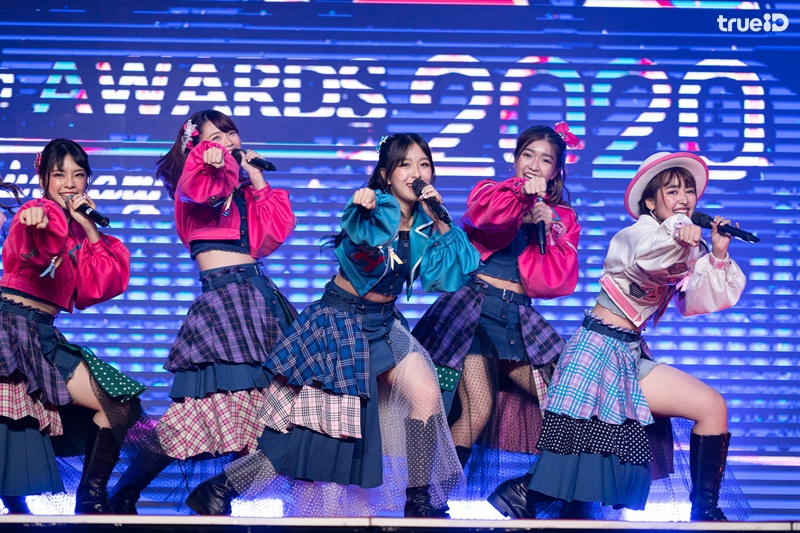 BNK48 โชว์ Heavy Rotation