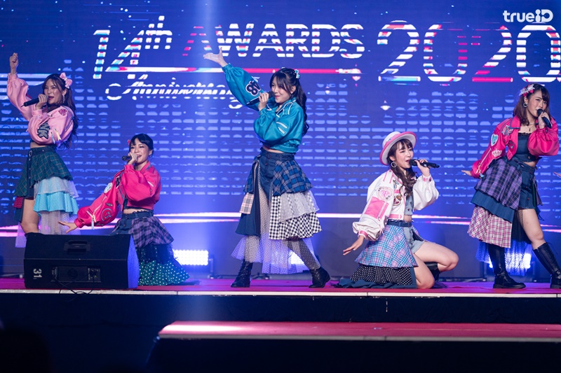 BNK48 โชว์ Heavy Rotation