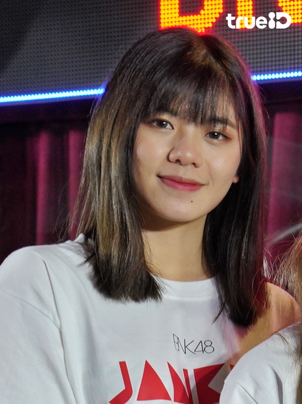 วี BNK48