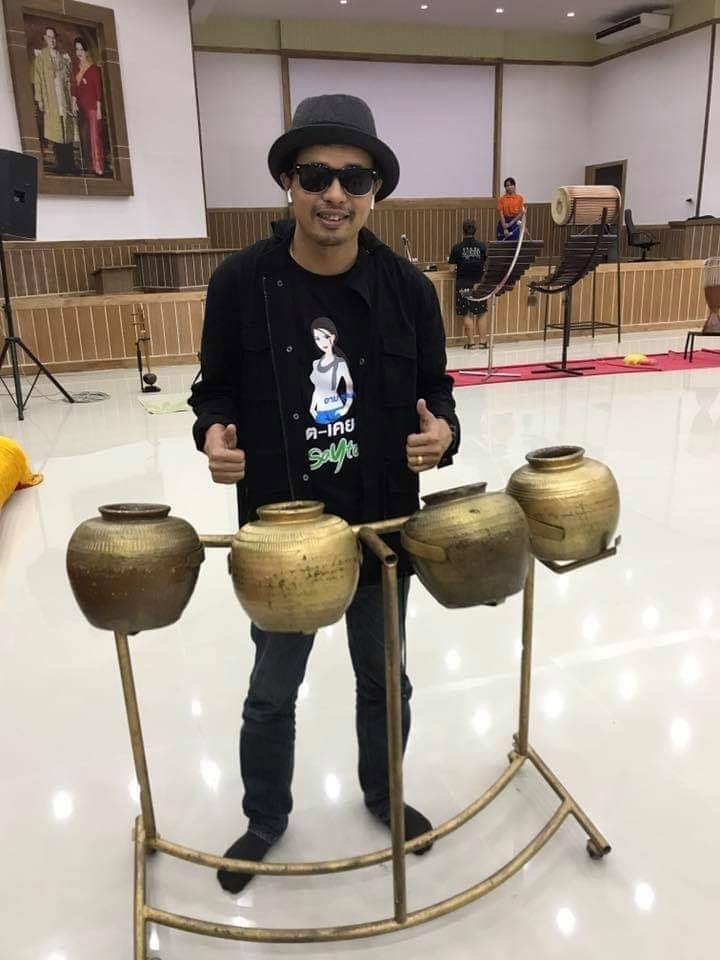 ประวัติ ประจักษ์ชัย ไหทองคำ หรือ ประจักษ์ชัย เนาวรัตน์