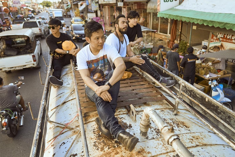 เพลงใหม่ทุ่มสุดตัว 4 หนุ่ม Cocktail ลงทุนขึ้นไปนั่งถ่ายทำบนรถดูดส้วมจริง ใน MV อภิสิทธิ์ชน