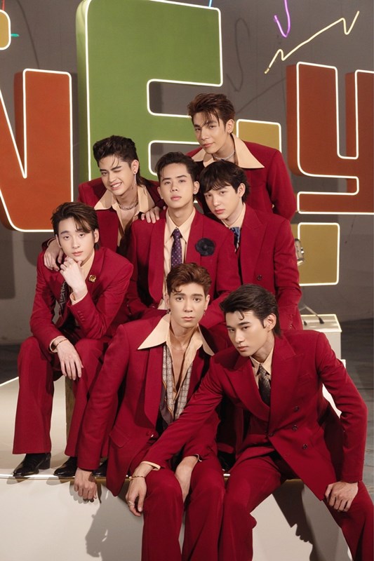 Sasha Tanyani sikadi (universitet pornosi) Qora erkaklar oz erlari oldida boshqa birovning xotinlariga kiradilar