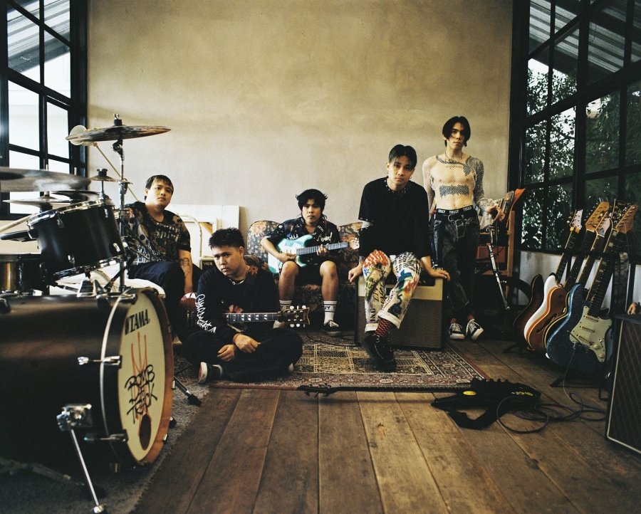 Bomb at Track เพลงช่วงเปลี่ยนผ่าน