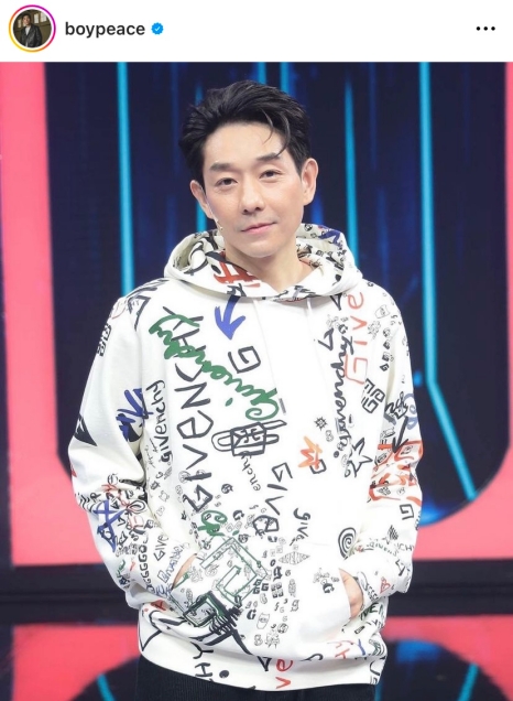 Үлкен кеуделі балапан Брэнди Лав өзінің досымен әдемі жігіттің мүшесін жұлқысы келеді Үйдегі орыс жетілген әйелдер арасындағы жыныстық қатынас