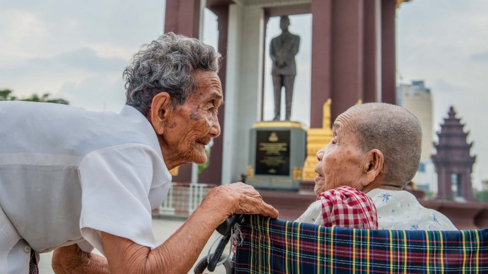 คุณยายชาวกัมพูชา 2 พี่น้อง อายุ 98 ปี และ 101 ปี ได้กลับมาพบหน้ากัน หลังพลัดพรากกันช่วงเขมรแดงเรืองอำนาจ