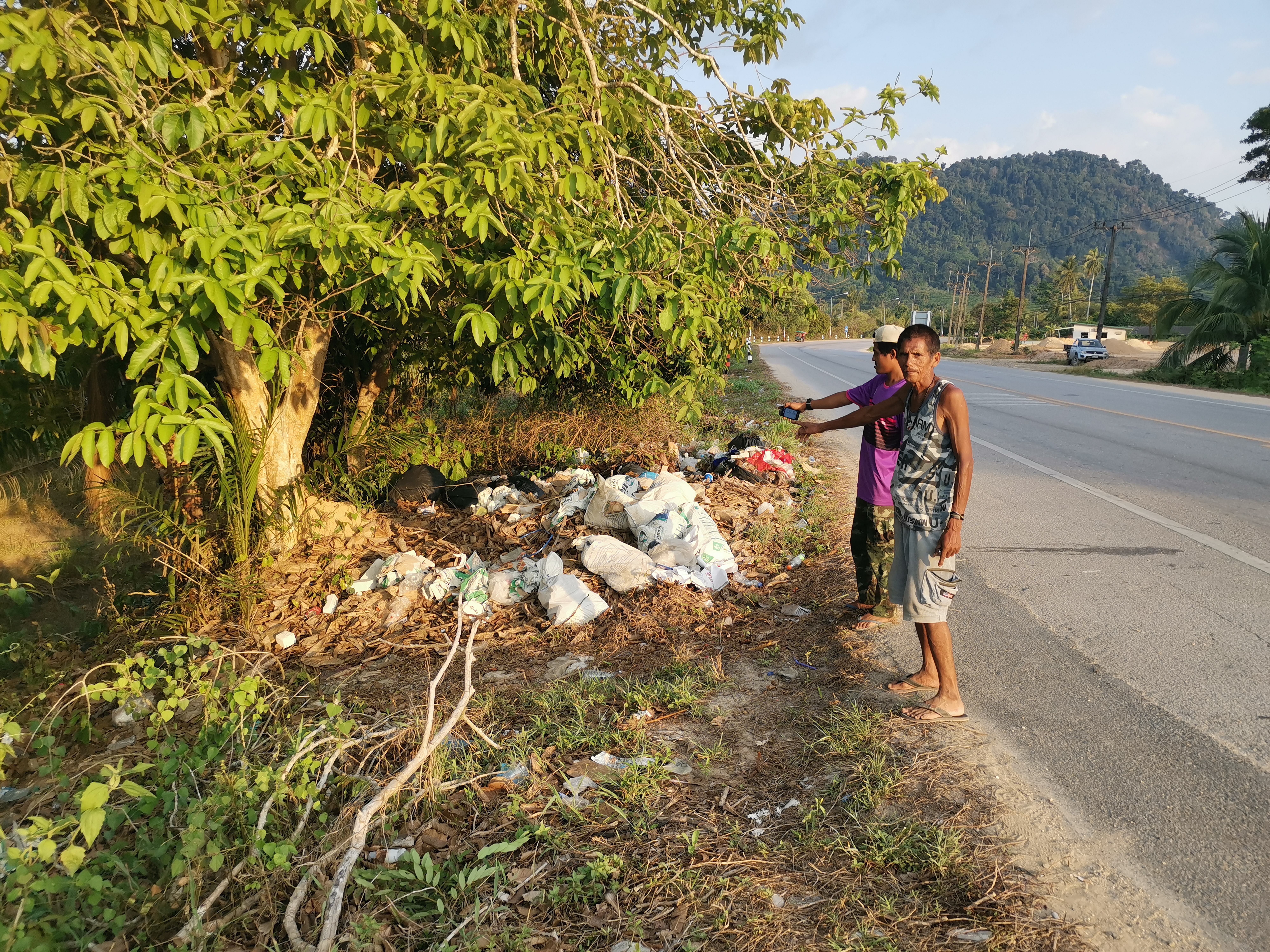 ชาวบ้านโวย คนมักง่ายทิ้งขยะเกลื่อนริมถนนเพชรเกษม แจ้ง อบต.ทุ่งมะพร้าวไม่เคยมาเก็บ