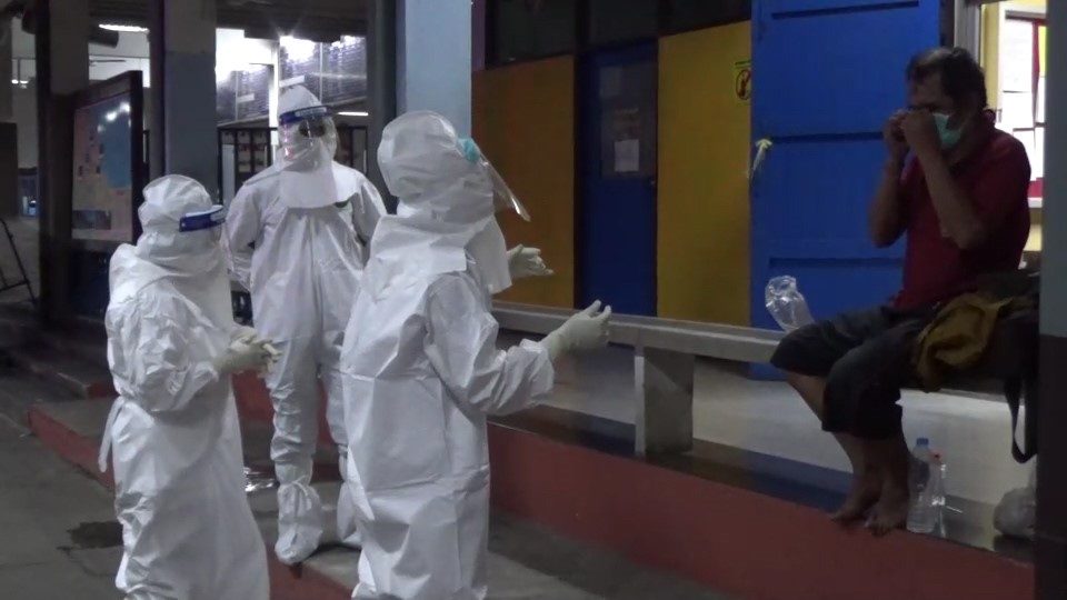 พบผู้ป่วยเข้าข่ายติดเชื้อโควิด-19 ที่สถานีรถไฟหาดใหญ่ เจ้าหน้าที่ต้องใส่ชุดป้องกันนำตัวไปรพ.