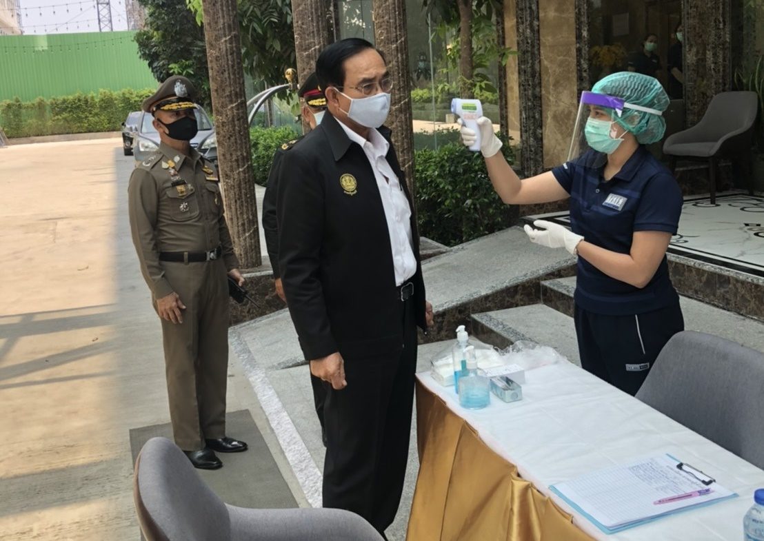 บิ๊กตู่เดินสายตรวจเยี่ยม-ให้กำลังใจเจ้าหน้าที่ด่านตรวจคัดกรองโควิด
