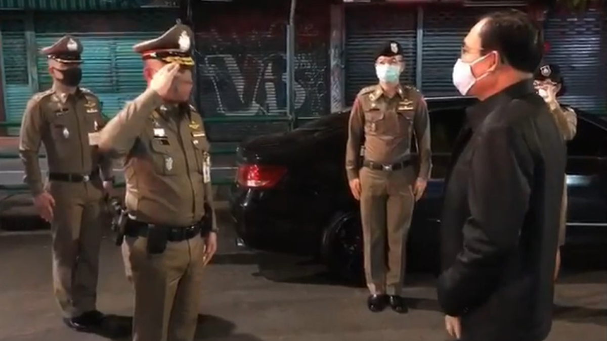 "บิ๊กตู่" มาเอง ลงพื้นที่ตรวจด่านเคอร์ฟิวใน กทม. ให้กำลัง จนท.ที่ปฎิบัติงาน