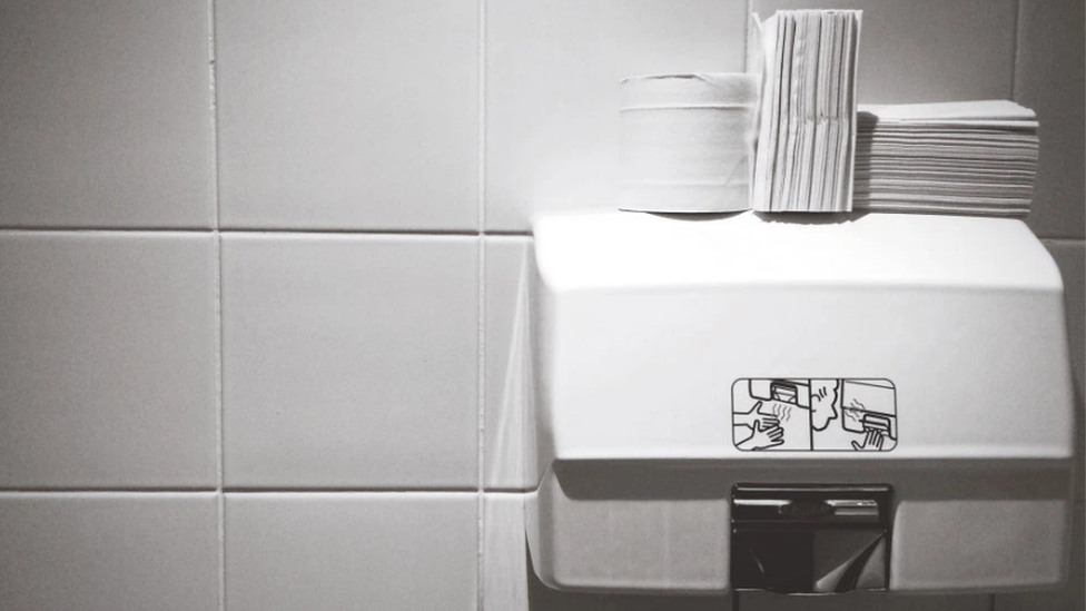โควิด-19 : หลังล้างมือใช้กระดาษเช็ดให้แห้ง ช่วยขจัดเชื้อโรคเพิ่มได้ดีกว่าเป่าลมร้อน