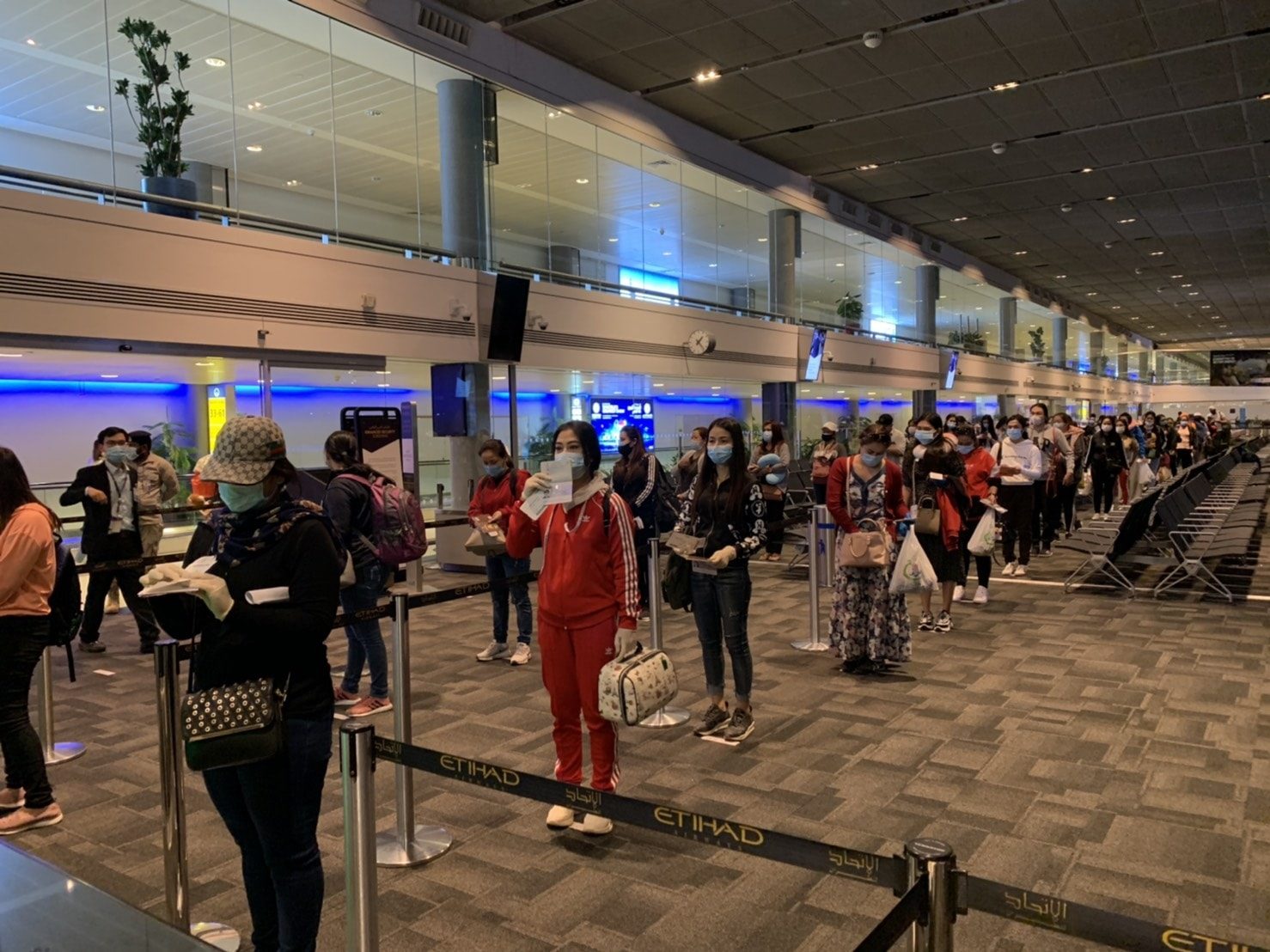 สถานทูตไทย ส่งคนไทยในยูเออีกลับไทยรอบ 2 จำนวน 119 คน