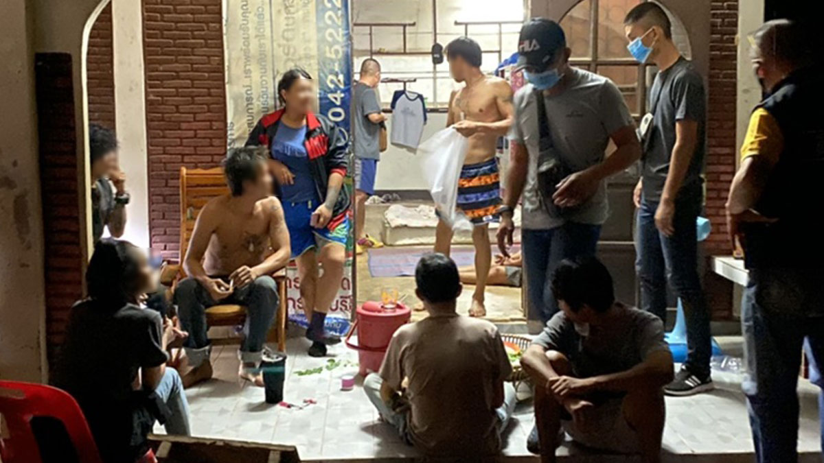 จับฝ่าฝืนเคอร์ฟิว ตั้งวงนั่งก๊งเหล้า มั่วสุม 6 คน ชายหญิงไม่สวมแมสก์ อ้างกินข้าว
