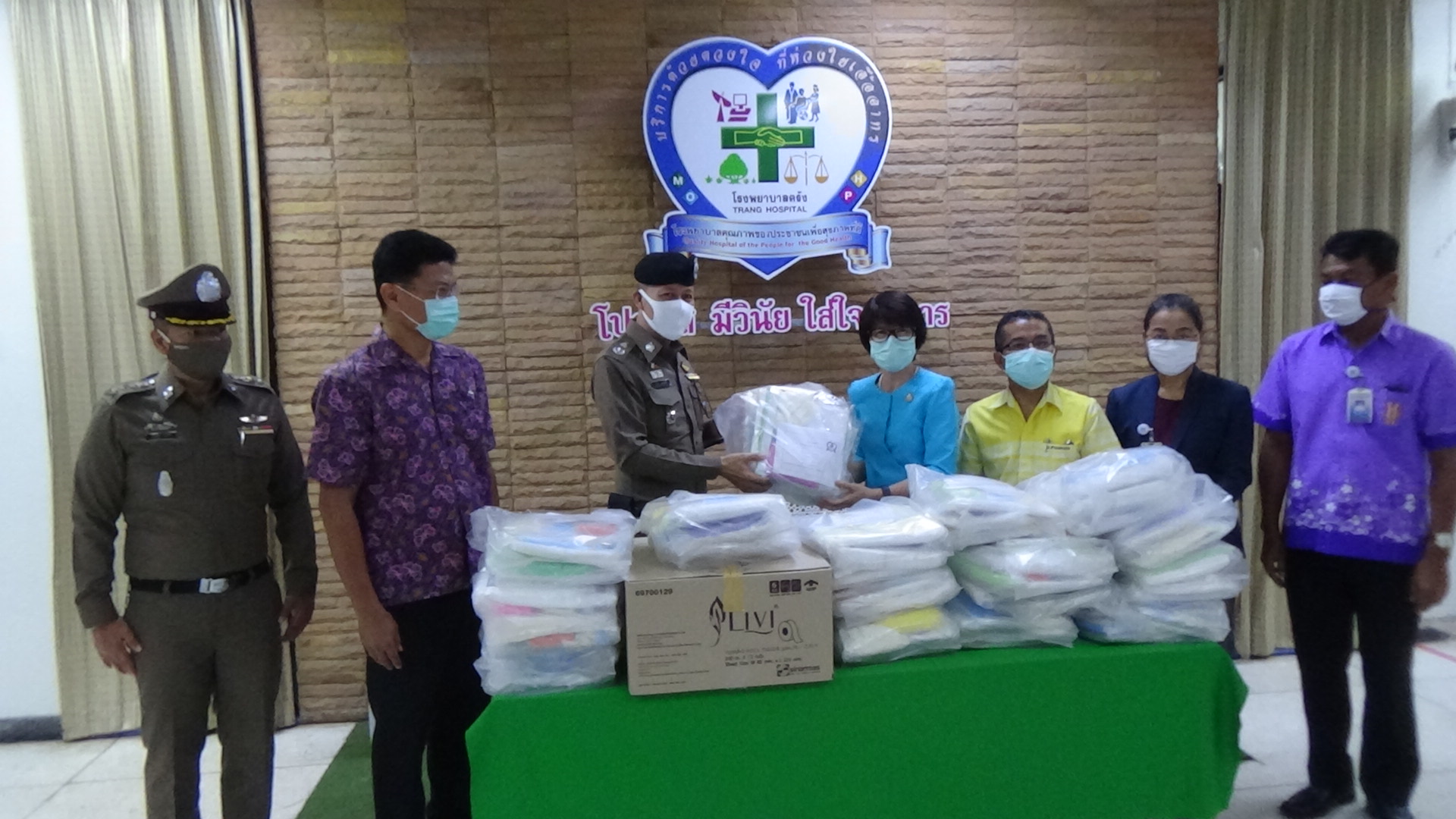 ตรัง รพ.ตรัง มอบชุด PPE ให้ตำรวจภูธรจังหวัดตรัง ใช้ปฏิบัติหน้าที่ประจำจุดตรวจ