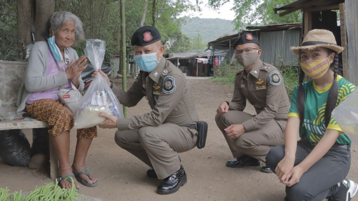 ตร.ทล.ไม่ทิ้งกัน มอบถุงยังชีพ ช่วยชาวโคราช เหยื่อโควิดระบาด