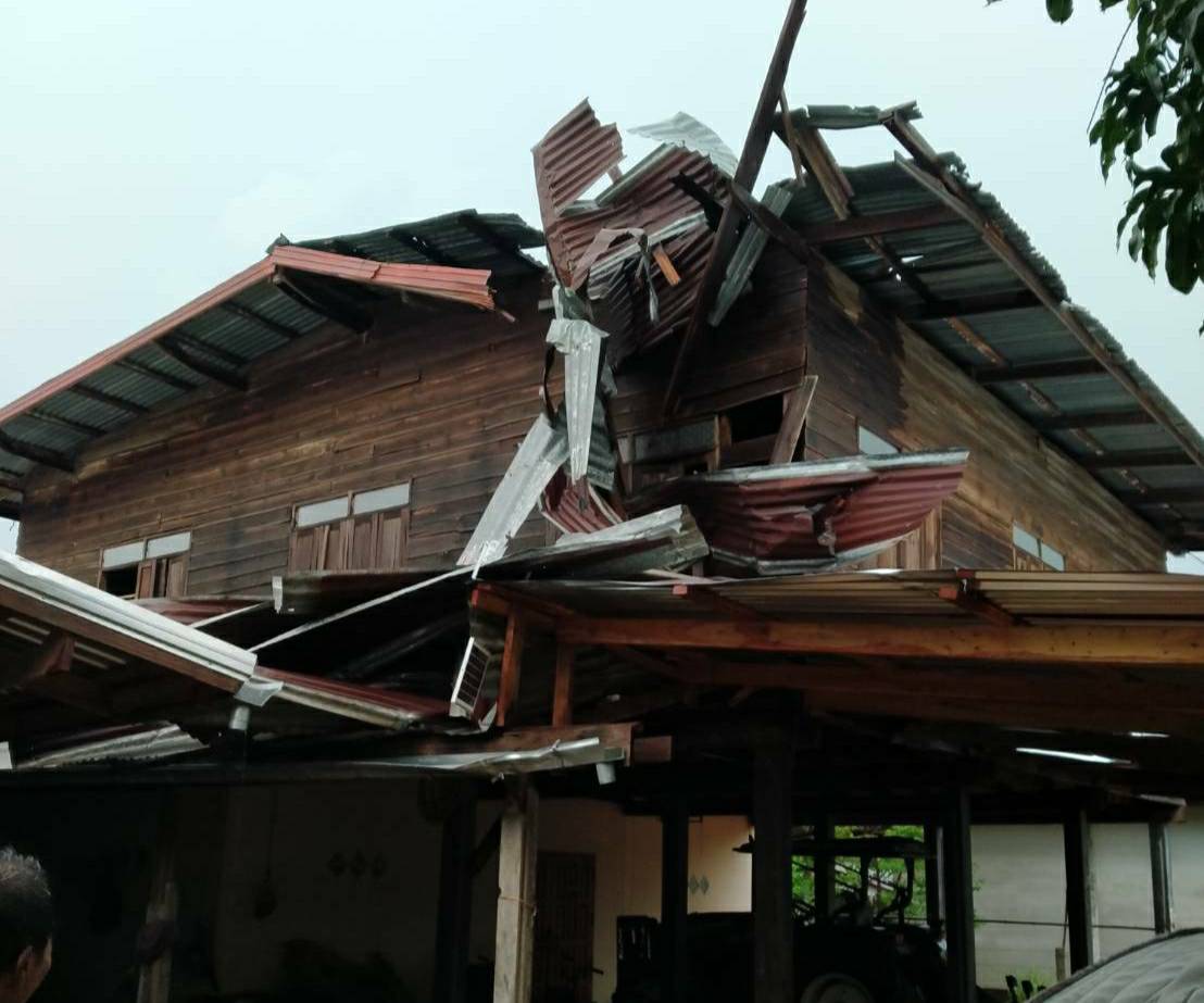 กาฬสินธุ์พายุฤดูร้อนพัดบ้านเรือนเสียหาย 3 อำเภอ
