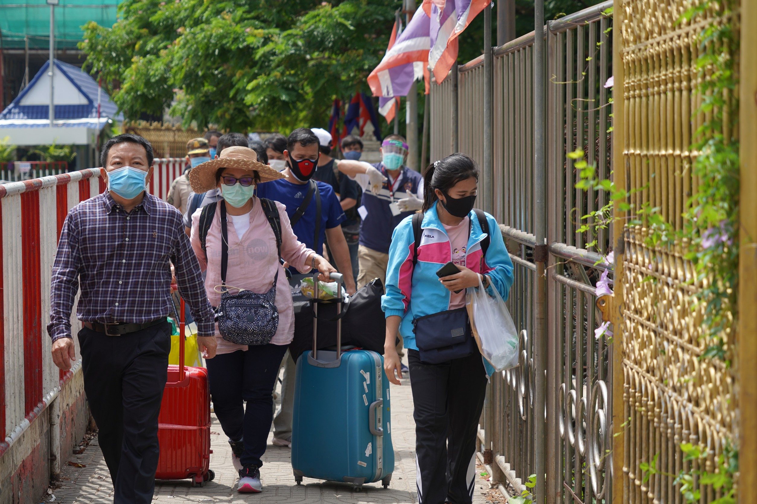 สระแก้ว รับตัวคนไทยจากกัมพูชาเดินทางกลับบ้านวันแรก 11 คน กักตัวอีก 14 วัน