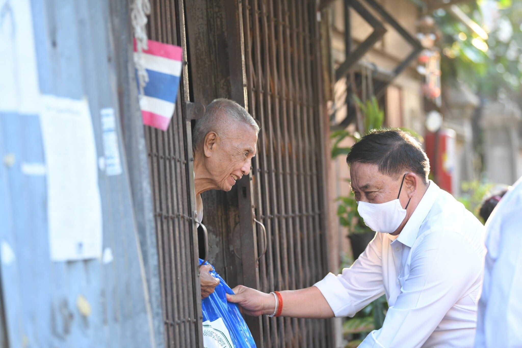 "ผู้ว่าฯกทม." เดินหน้าแจกถุงยังชีพให้ประชาชนรอบศาลาว่าการ กทม.