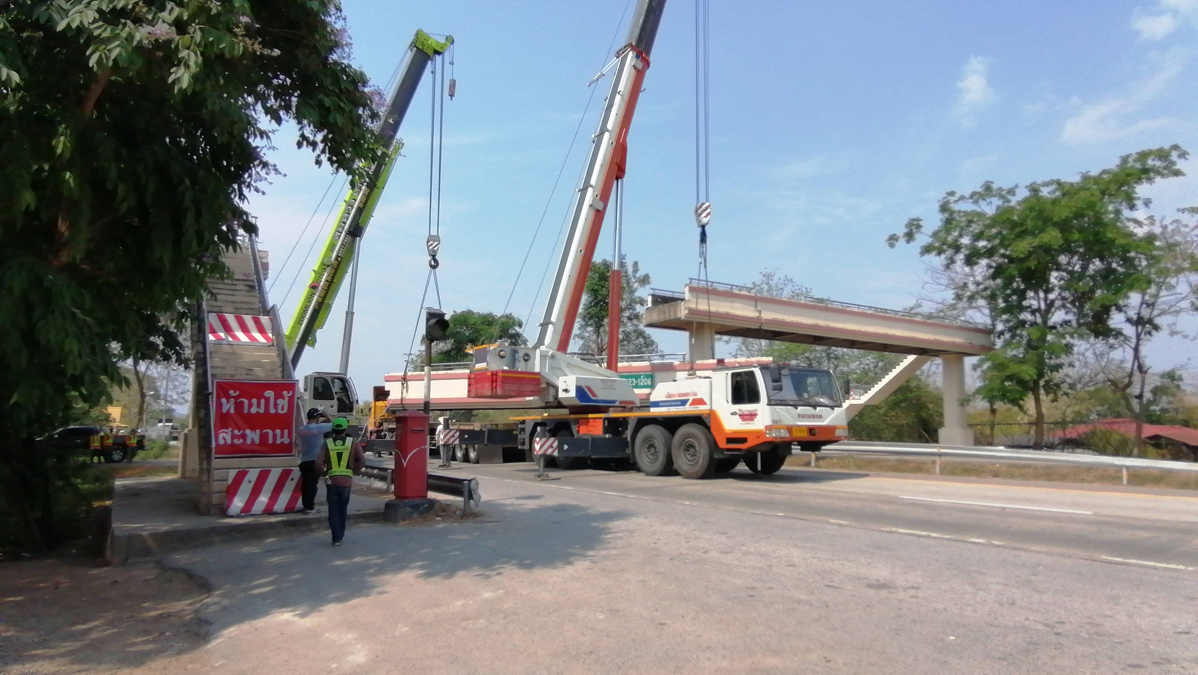 ลำปางปิดถนนรื้อสะพานลอยหลักเกิดรอยแยกและทรุดตัวหวั่นเกิดอันตราย