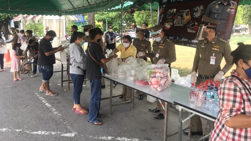 ผบก.น.2 นำตำรวจบางเขน แจกสิ่งของบรรเทาทุกข์ชาวบ้านช่วงโควิด