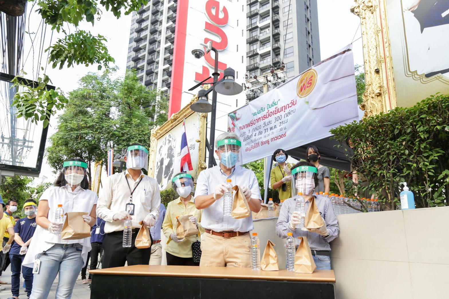 "ซีพีแบ่งกัน ปันอิ่ม" อุดหนุนร้านอาหารที่ได้รับผลกระทบจากโควิด นำมาแจกฟรีให้คนย่านรัชดาฯ-ห้วยขวาง