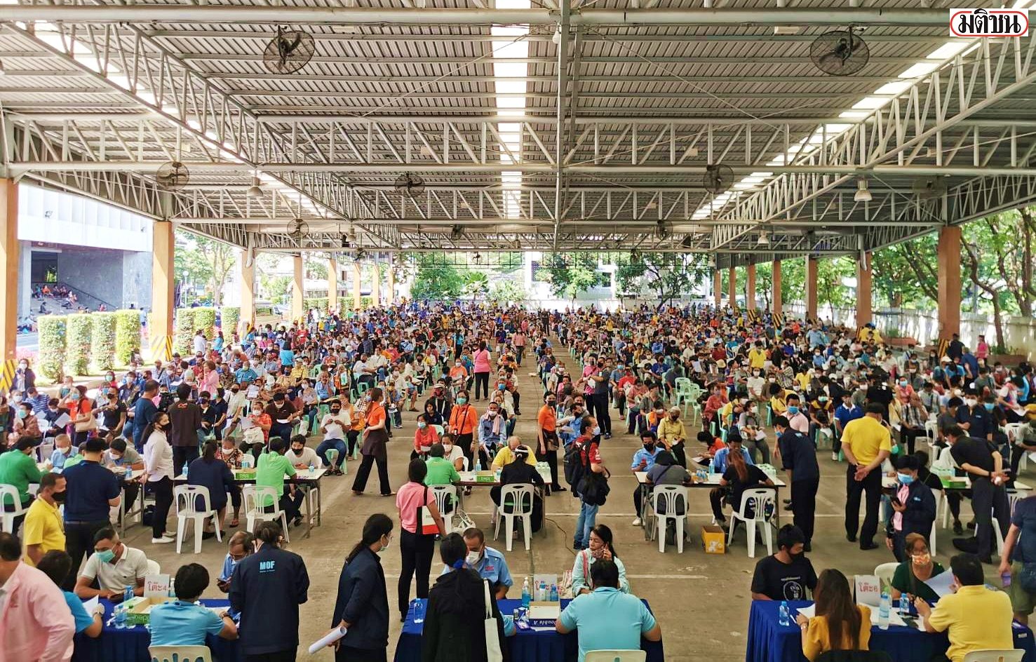 นับพันร้องเรียนเยียวยา 5 พันบาท กลัวไม่ทัน นอนรอหน้ากรมประชาฯ ตั้งแต่เมื่อคืน