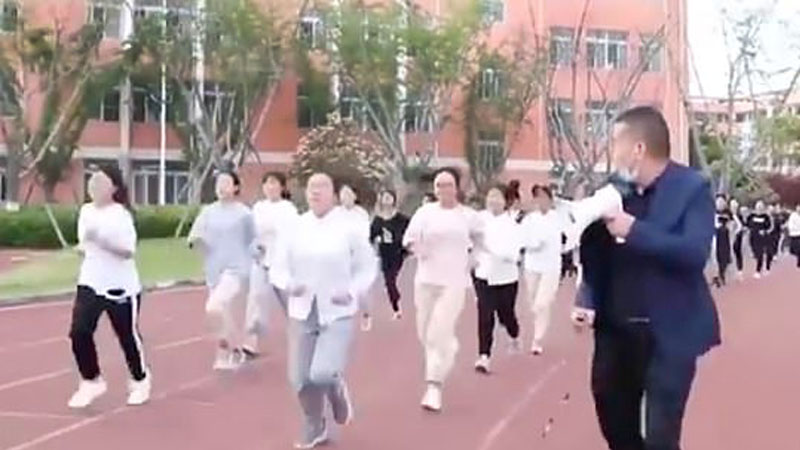 ครูใหญ่จีนผุดโครงการวิ่ง 100 นาทีทุกวัน หลังล็อกดาวน์ทำให้นักเรียนอ้วน-อ่อนแอ (คลิป)