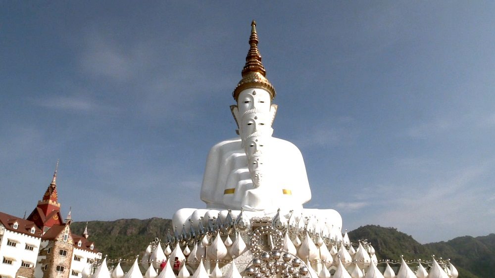 วัดพระธาตุผาซ่อนแก้วเปิดวัดวันแรก นักท่องเที่ยวเข้าชมคึกคัก แต่คนจาก10จังหวัดกลุ่มเสี่ยงยังงดให้เข้าชม