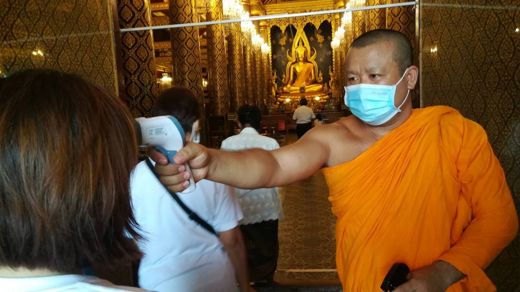 วัดใหญ่ตรวจเข้ม หลังเปิดวิหารให้เข้าสักการะพระพุทธชินราชได้เป็นวันแรก (ชมคลิป)