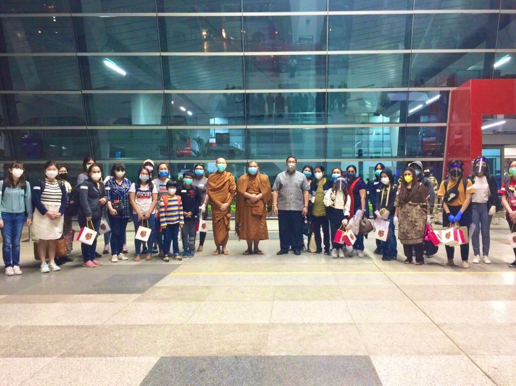 สถานทูตส่ง 219 คนไทยในอินเดียกลับบ้าน