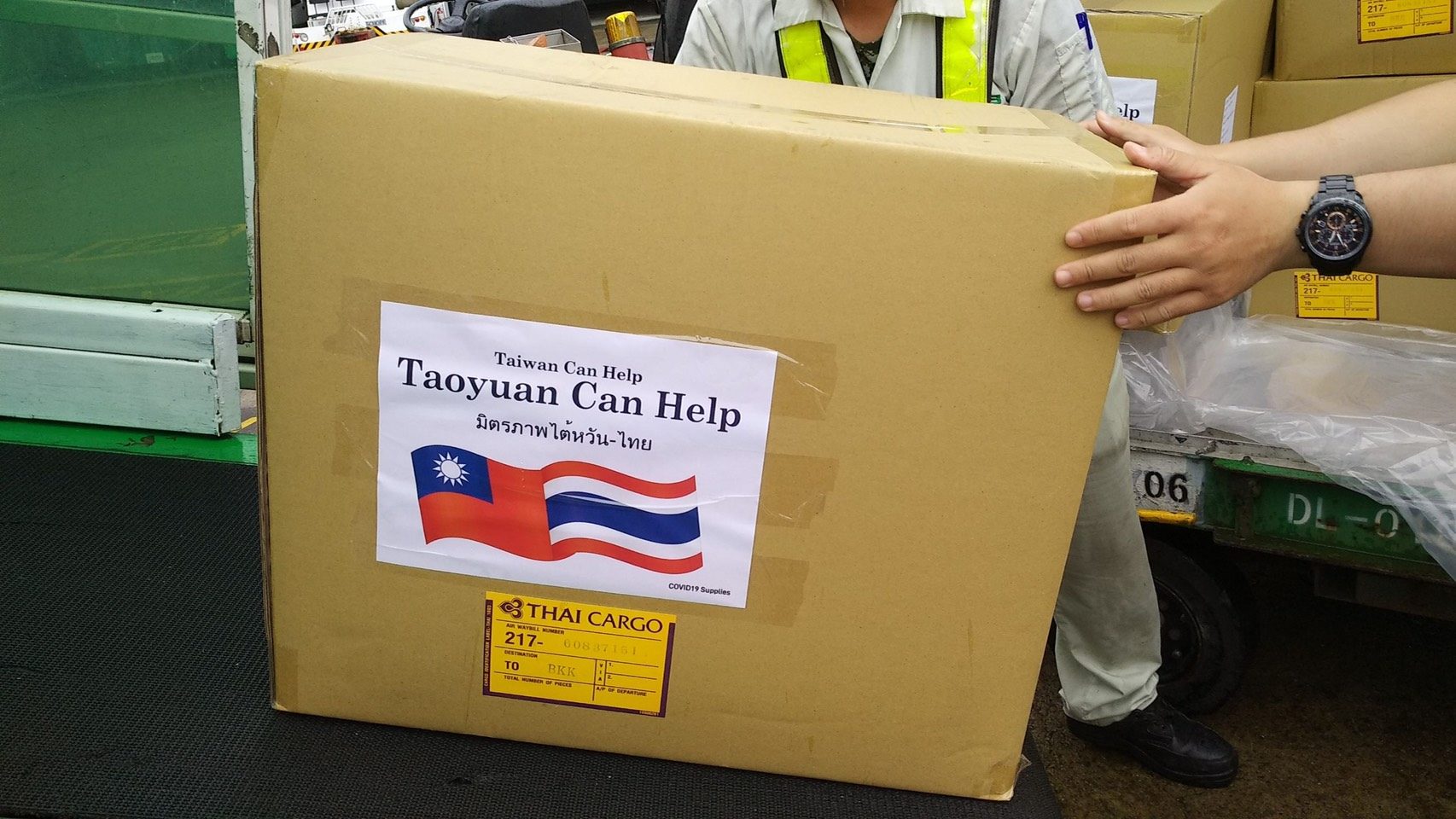 สนง.การค้าและศก.ไทยส่ง 165 คนไทยในไต้หวันกลับบ้าน เมืองเถาหยวนมอบชุดพีพีอีให้ร.พ.ไทย