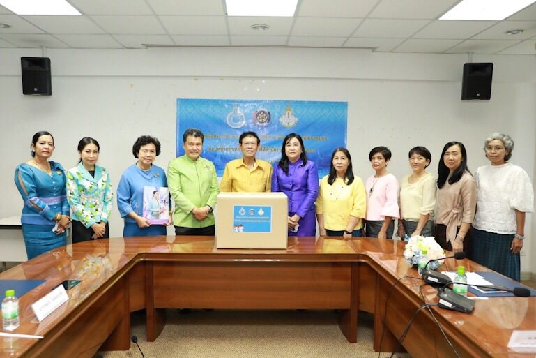 'พช.-สภาสตรีฯ' มอบหน้ากากผ้า สำนักราชบัณฑิตยสภา สู้ภัยโควิด-19
