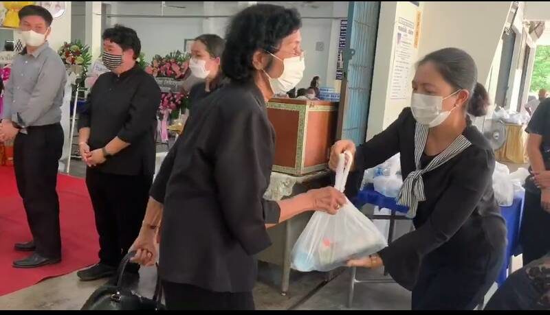งานศพเมืองตรัง ยุคโควิด19 แจกข้าวกล่อง เว้นระยะห่าง สวมหน้ากาก ใช้เจลล้างมือ