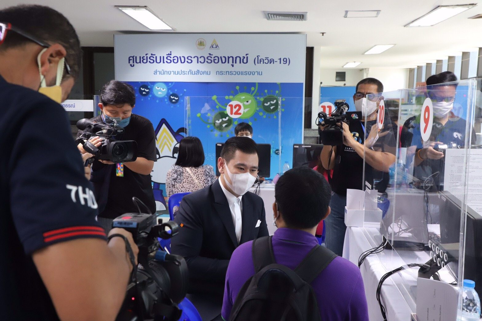 มาตามนัด “ดวงฤทธิ์” นำทีมคนตกงานแห่ร้องสปส.นับร้อยคน เผยยอดเยียวยาทะลุ 1.2 ล้านบ.