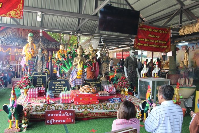 ชาวนครปฐมได้รับโชค นำประทัดล้านนัด ละครชาตรีโรงใหญ่แก้บนไอ้ไข่