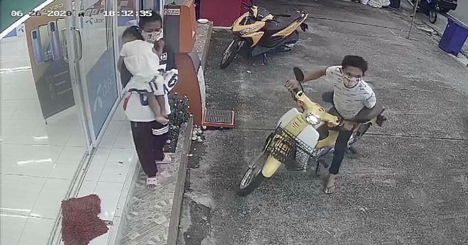 กระเตงลูกวัย 3 ขวบ เข้าร้านมือถือ ทำทีว่าสนใจก่อนคว้าโทรศัพท์วิ่งออกจากร้าน