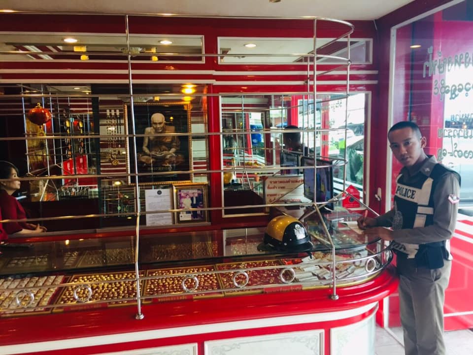 ร้านทองระนองเงียบเหงา ไม่คึกคักรับเปิดเทอม ผู้ปกครองหมดก๊อกไร้ของขนขาย จำนำ