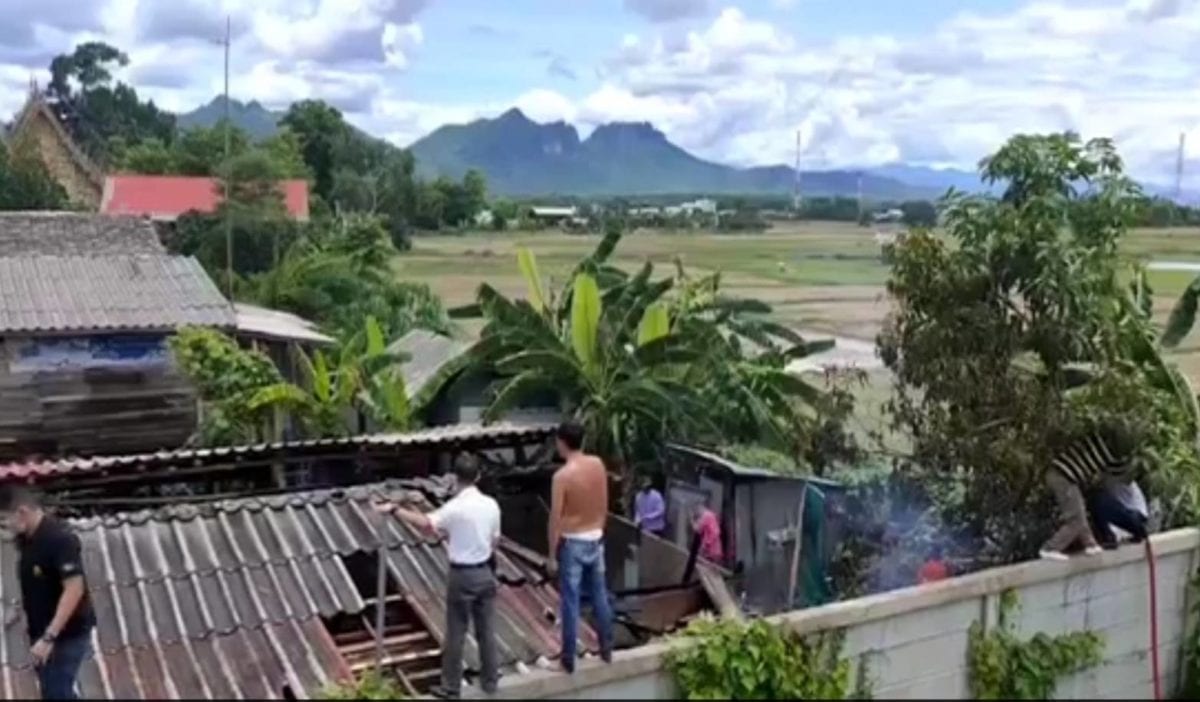 ลำปางระทึกไฟไหม้โรงเก็บไม้หลังเจ้าของเตรียมสร้างบ้านใหม้ไฟลุกพรึบไหม้วอด