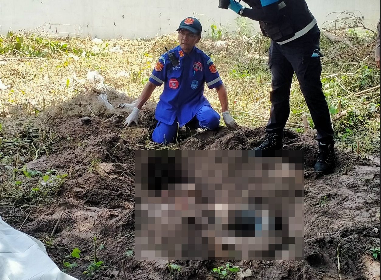 "ลุง-หลาน" ตั้งวงก๊งเหล้า คาดพูดจาไม่เข้าหูถูกหลานใช้จอบตีท้ายทอยดับคาบ้านแถมยังขุดหลุมฝังอีก