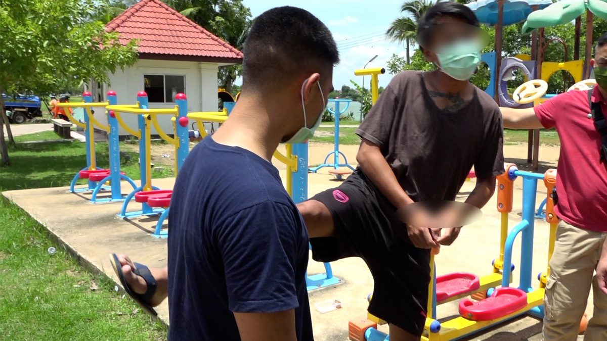 รวบหนุ่มรัวหมัดชก-เตะสาว ต่อหน้าเด็ก กลางลานกีฬา สารภาพเผยสาเหตุ