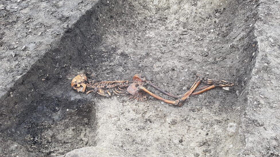 พบโครงกระดูกเหยื่อฆาตกรรม "ปริศนา" อายุ 2,000 ปีจากยุคเหล็ก ขณะอังกฤษสร้างรถไฟสายใหม่