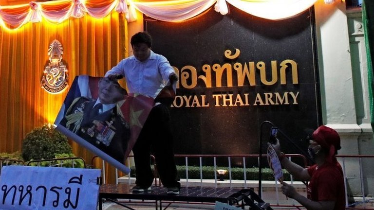 นักกิจกรรมการเมืองฉีกภาพ พล.อ.อภิรัชต์ คงสมพงษ์ หน้า บก.ทบ.