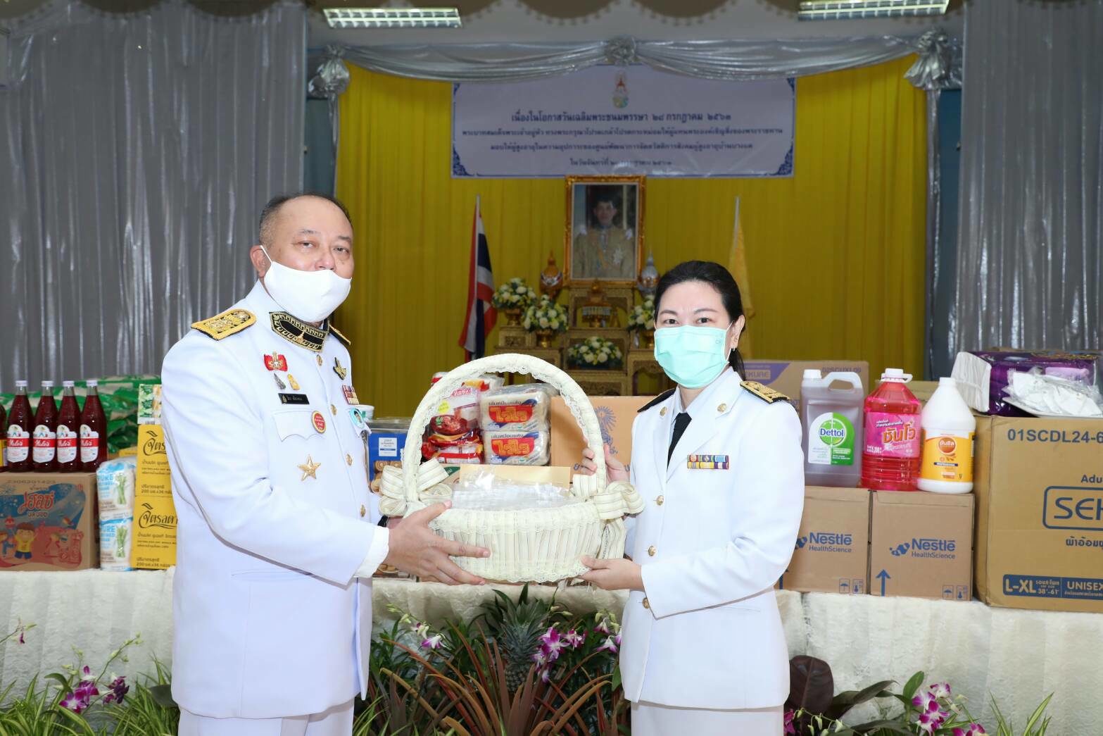 ในหลวง พระราชทานสิ่งของและเวชภัณฑ์การแพทย์ แก่ผู้สูงอายุในสถานสงเคราะห์ เนื่องในวันเฉลิมฯ