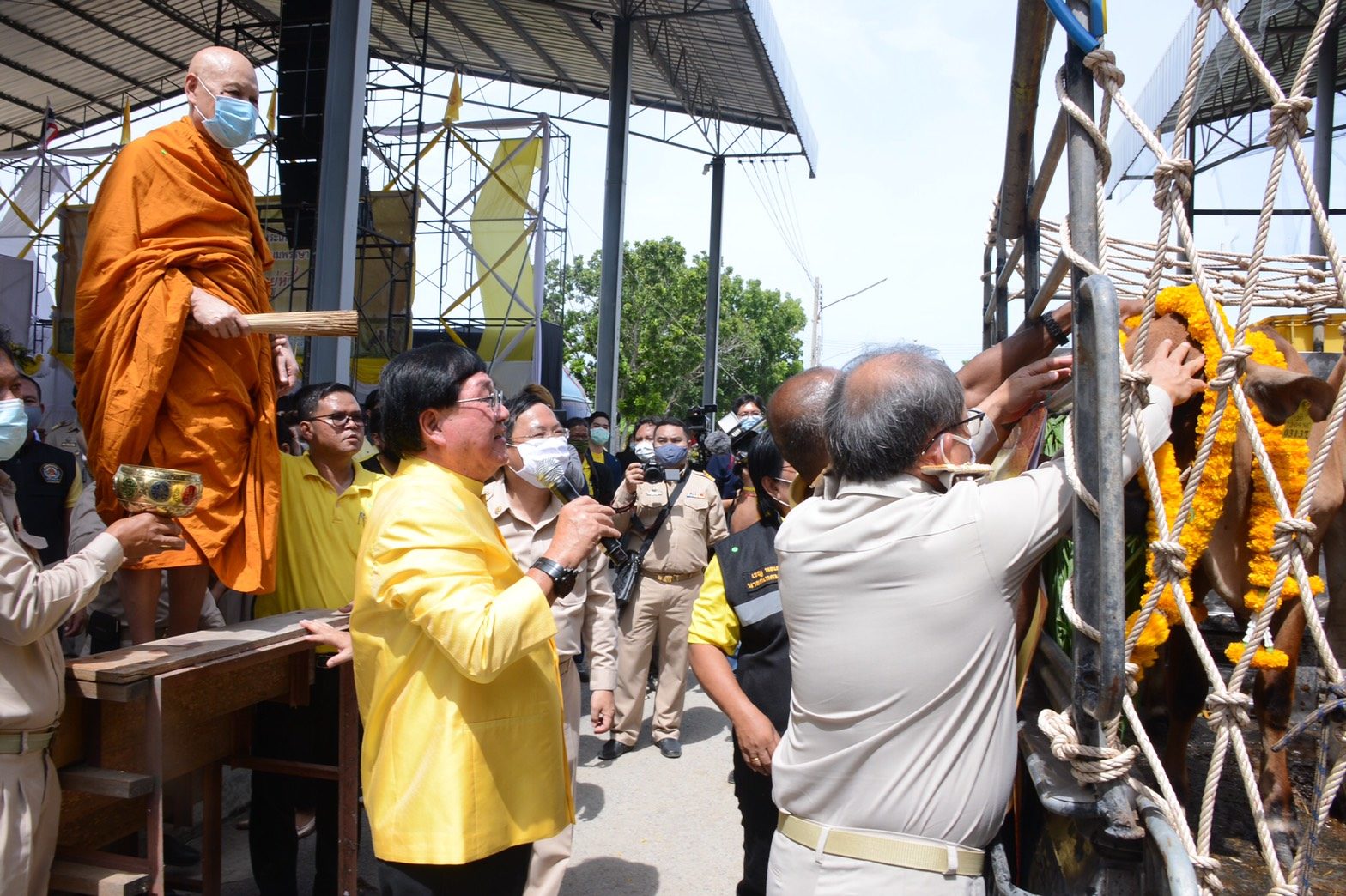 'ประภัตร' ปล่อยขบวนรถปศุสัตว์เคลื่อนที่ พร้อมมอบโคในโครงการธนาคารโค-กระบือฯ ให้เกษตรกร