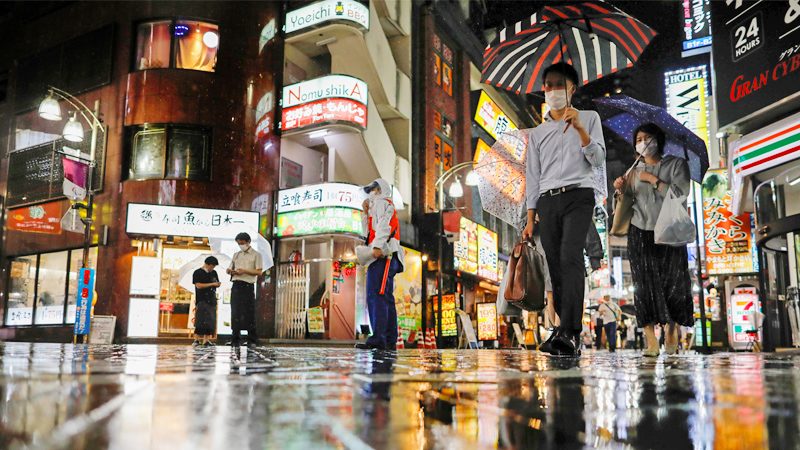 โควิด: โตเกียวผงะ! ติดเชื้อรายวันเกิน 100 คนต่อเนื่อง 18 วัน สุดช้ำฝนถล่มซ้ำ