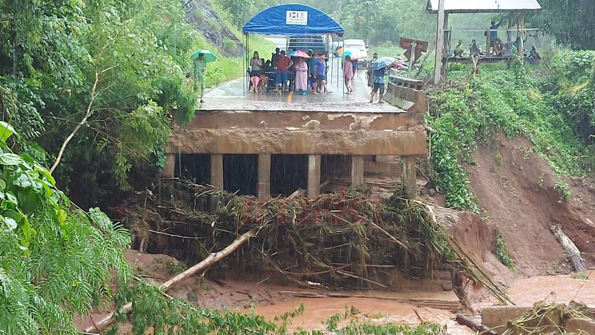 ฝนถล่มเวียงสา น้ำทะลักรุนแรง ซัดสะพานเชื่อมหมู่บ้านขาด ดินภูเขาสไลด์ปิดถนน