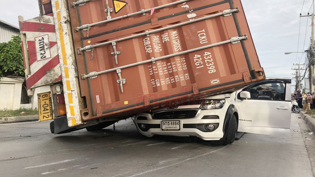 เผยนาที 18 ล้อเบรกแตก คว่ำทับรถยนต์แบน 3 ชีวิตติดในซาก หนุ่มอีกคันโดดหนีทัน