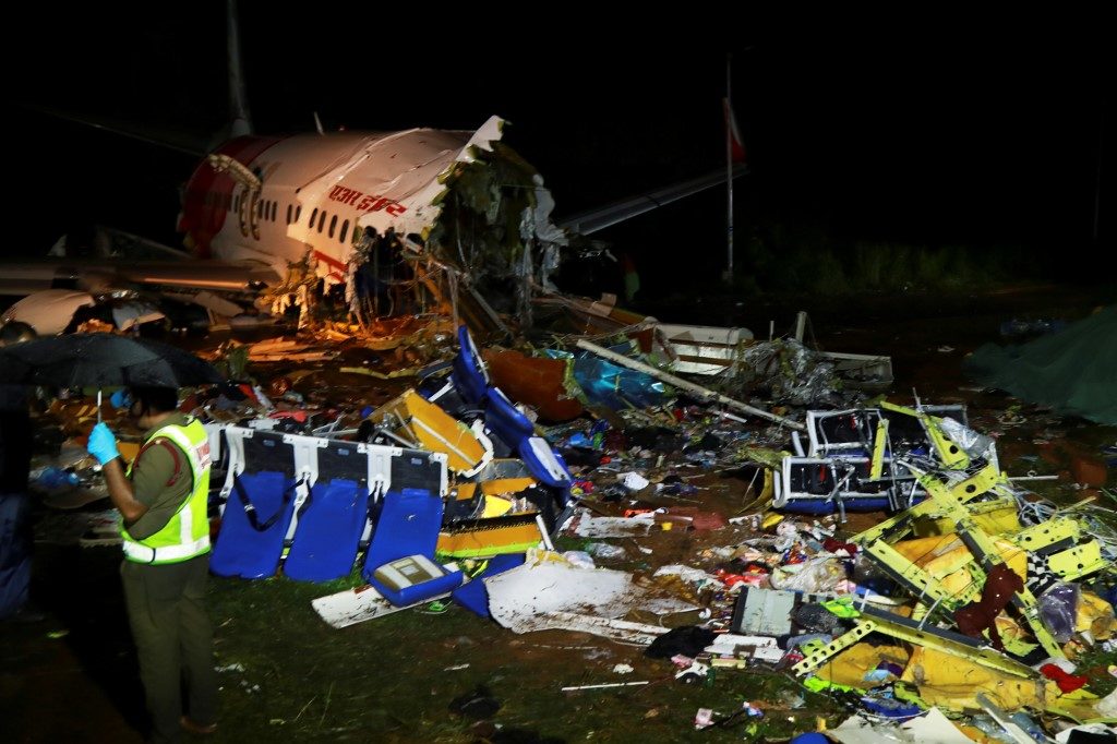 เครื่องบินอินเดียไถลออกนอกรันเวย์ ตายแล้ว 17 เจ็บเกินร้อย