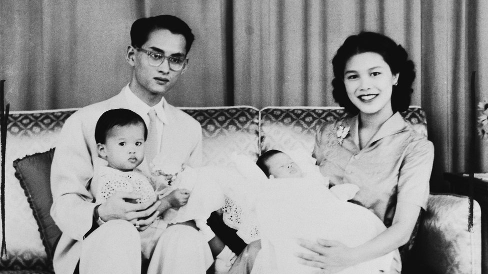 วันเฉลิมฯ สมเด็จพระพันปีหลวง: ย้อนชมพระบรมฉายาลักษณ์สายใยพระราชชนนี-รัชกาลที่ 10