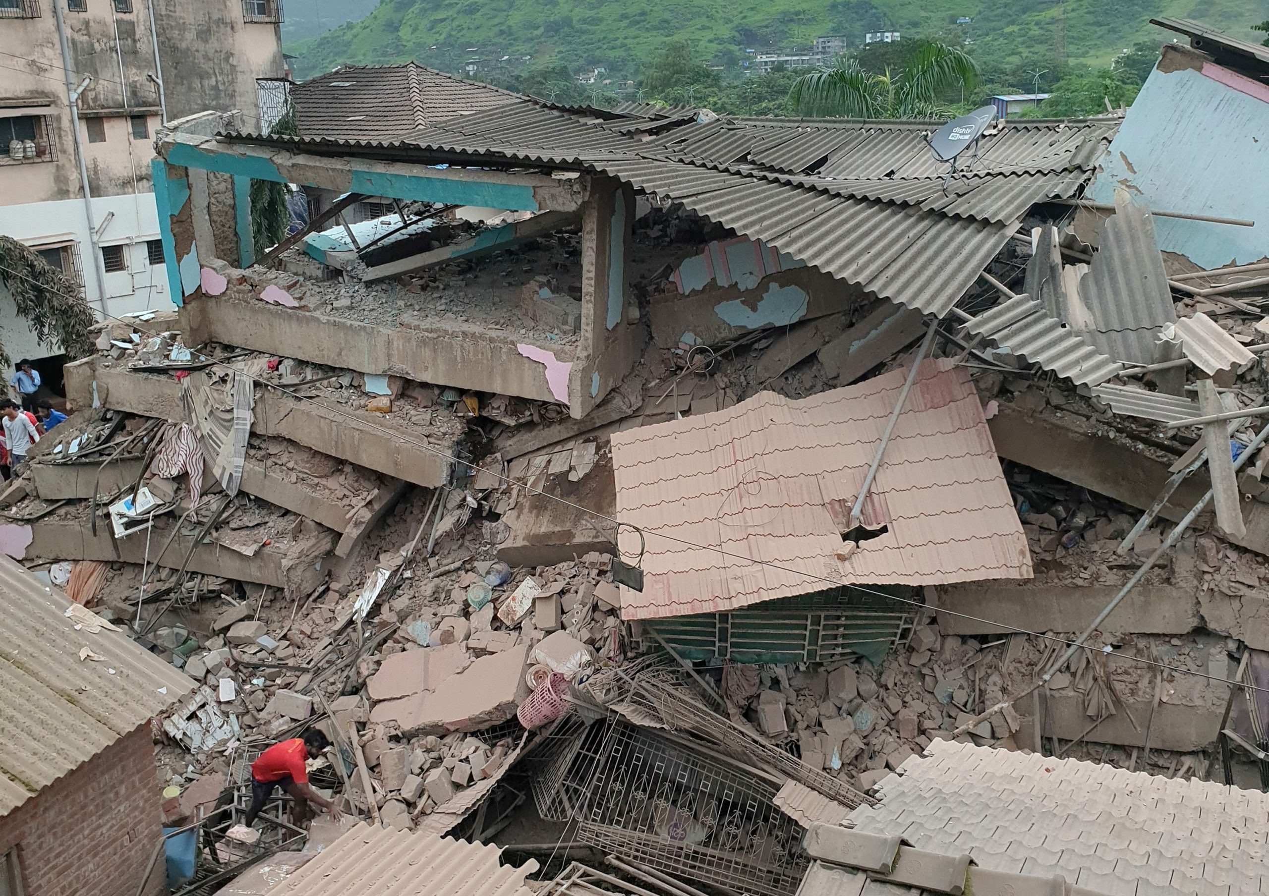 อินเดียช็อก อาคารที่อยู่อาศัย5ชั้นพังถล่ม เกือบร้อยชีวิตติดอยู่ใต้ซาก